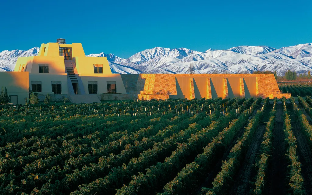 Bodega arquitectónica con viñedos y Andes nevados al fondo — Mendoza