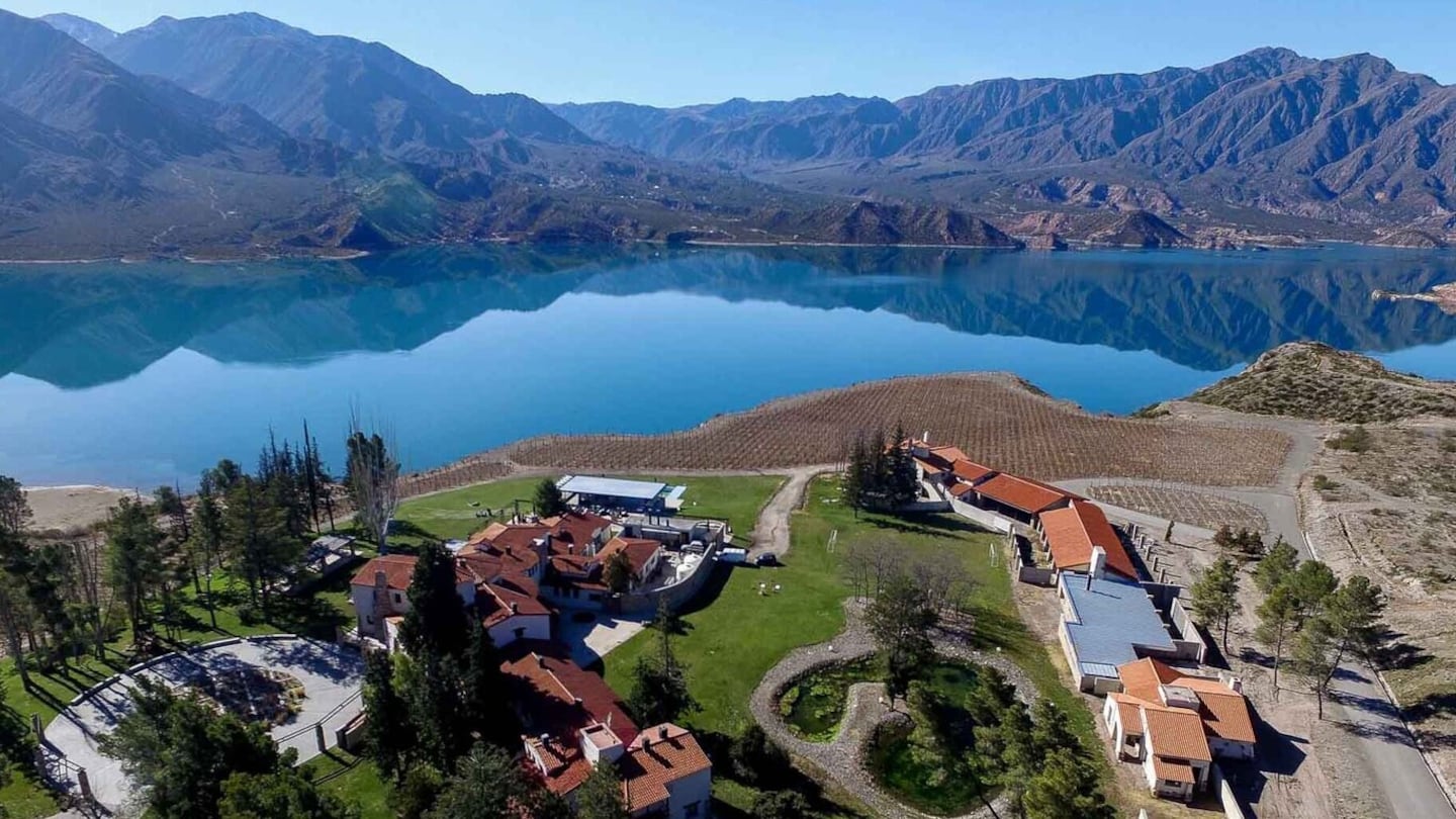 Embalse Potrerillos rodeado de montañas — Mendoza