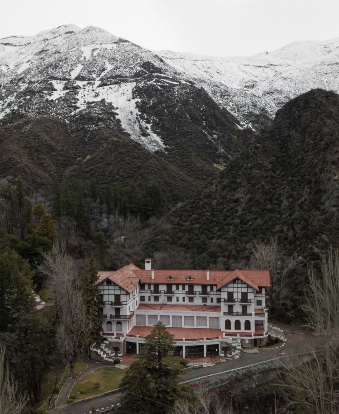 Hotel Villavicencio histórico rodeado de montañas nevadas — vista aérea